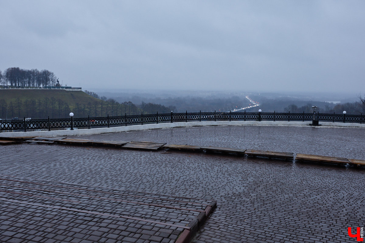 Памятник Юрию Долгорукому все же появится в историческом центре областной столицы. Буквально на днях работы по установке статуи знаменитого полководца сдвинулись с мертвой точки. А вот князю Владимиру и святителю Федору не так повезло: монумент не успели отремонтировать в срок. Теперь вся надежда на конец декабря. Зато первая белокаменная фигура, созданная во время летнего стоунфеста, наконец обрела дом.