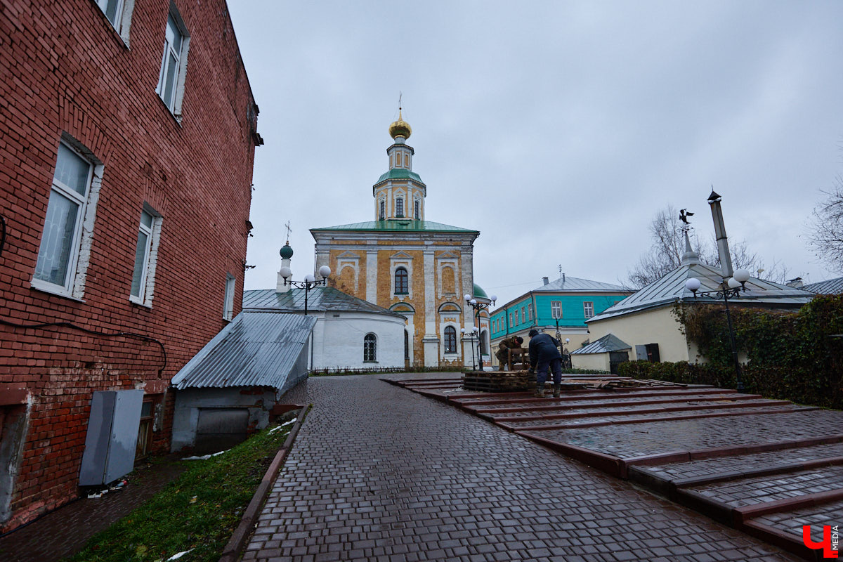 Памятник Юрию Долгорукому все же появится в историческом центре областной столицы. Буквально на днях работы по установке статуи знаменитого полководца сдвинулись с мертвой точки. А вот князю Владимиру и святителю Федору не так повезло: монумент не успели отремонтировать в срок. Теперь вся надежда на конец декабря. Зато первая белокаменная фигура, созданная во время летнего стоунфеста, наконец обрела дом.