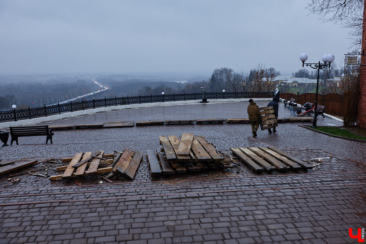 Памятник Юрию Долгорукому все же появится в историческом центре областной столицы. Буквально на днях работы по установке статуи знаменитого полководца сдвинулись с мертвой точки. А вот князю Владимиру и святителю Федору не так повезло: монумент не успели отремонтировать в срок. Теперь вся надежда на конец декабря. Зато первая белокаменная фигура, созданная во время летнего стоунфеста, наконец обрела дом.