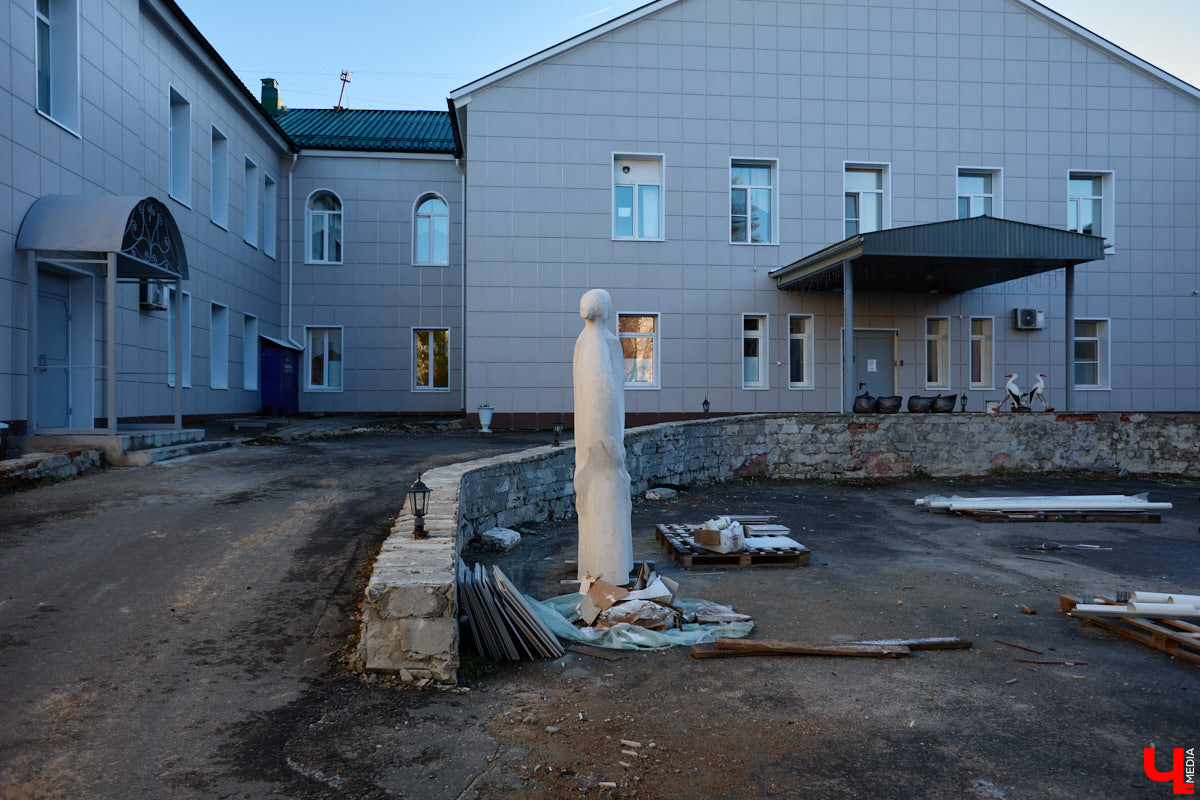 Памятник Юрию Долгорукому все же появится в историческом центре областной столицы. Буквально на днях работы по установке статуи знаменитого полководца сдвинулись с мертвой точки. А вот князю Владимиру и святителю Федору не так повезло: монумент не успели отремонтировать в срок. Теперь вся надежда на конец декабря. Зато первая белокаменная фигура, созданная во время летнего стоунфеста, наконец обрела дом.