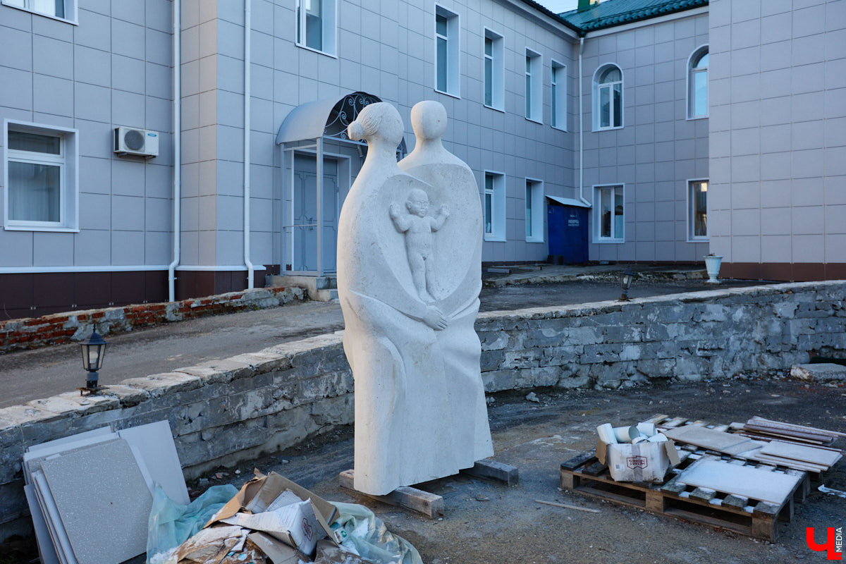 Памятник Юрию Долгорукому все же появится в историческом центре областной столицы. Буквально на днях работы по установке статуи знаменитого полководца сдвинулись с мертвой точки. А вот князю Владимиру и святителю Федору не так повезло: монумент не успели отремонтировать в срок. Теперь вся надежда на конец декабря. Зато первая белокаменная фигура, созданная во время летнего стоунфеста, наконец обрела дом.