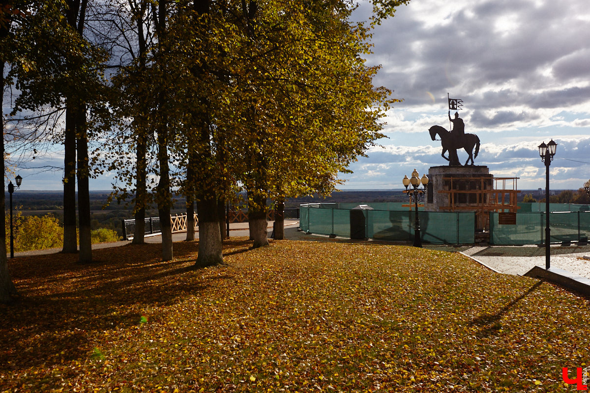Памятник Юрию Долгорукому все же появится в историческом центре областной столицы. Буквально на днях работы по установке статуи знаменитого полководца сдвинулись с мертвой точки. А вот князю Владимиру и святителю Федору не так повезло: монумент не успели отремонтировать в срок. Теперь вся надежда на конец декабря. Зато первая белокаменная фигура, созданная во время летнего стоунфеста, наконец обрела дом.