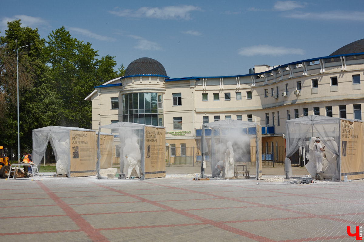 Памятник Юрию Долгорукому все же появится в историческом центре областной столицы. Буквально на днях работы по установке статуи знаменитого полководца сдвинулись с мертвой точки. А вот князю Владимиру и святителю Федору не так повезло: монумент не успели отремонтировать в срок. Теперь вся надежда на конец декабря. Зато первая белокаменная фигура, созданная во время летнего стоунфеста, наконец обрела дом.