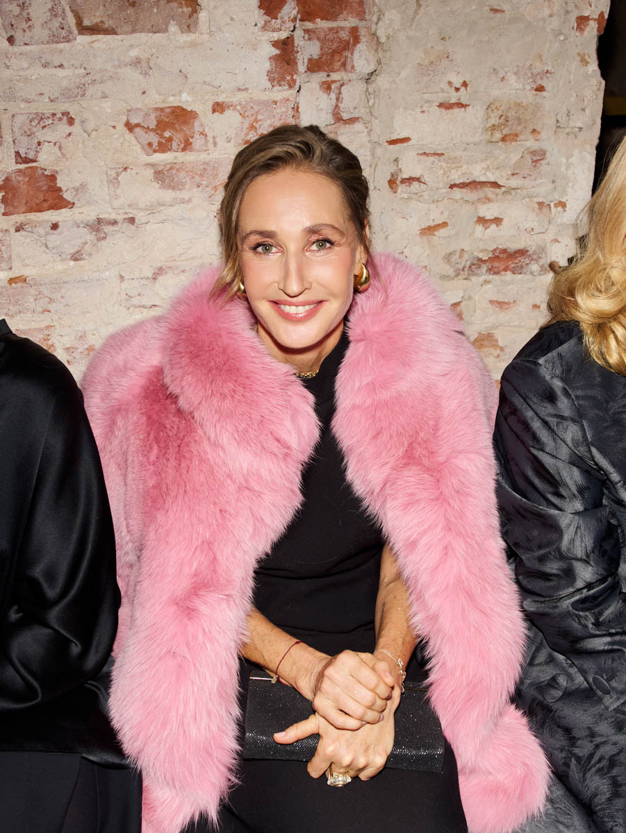 Первый за восемь лет показ дизайнера родом из Вязников стал одним из самых ярких событий этого сезона. Последний раз столичный подиум принимал творения Саши Терехова осенью 2017 года. И вот наконец мастер решился на презентацию новой осенне-зимней коллекции. А светская Москва словно только и ждала этого.