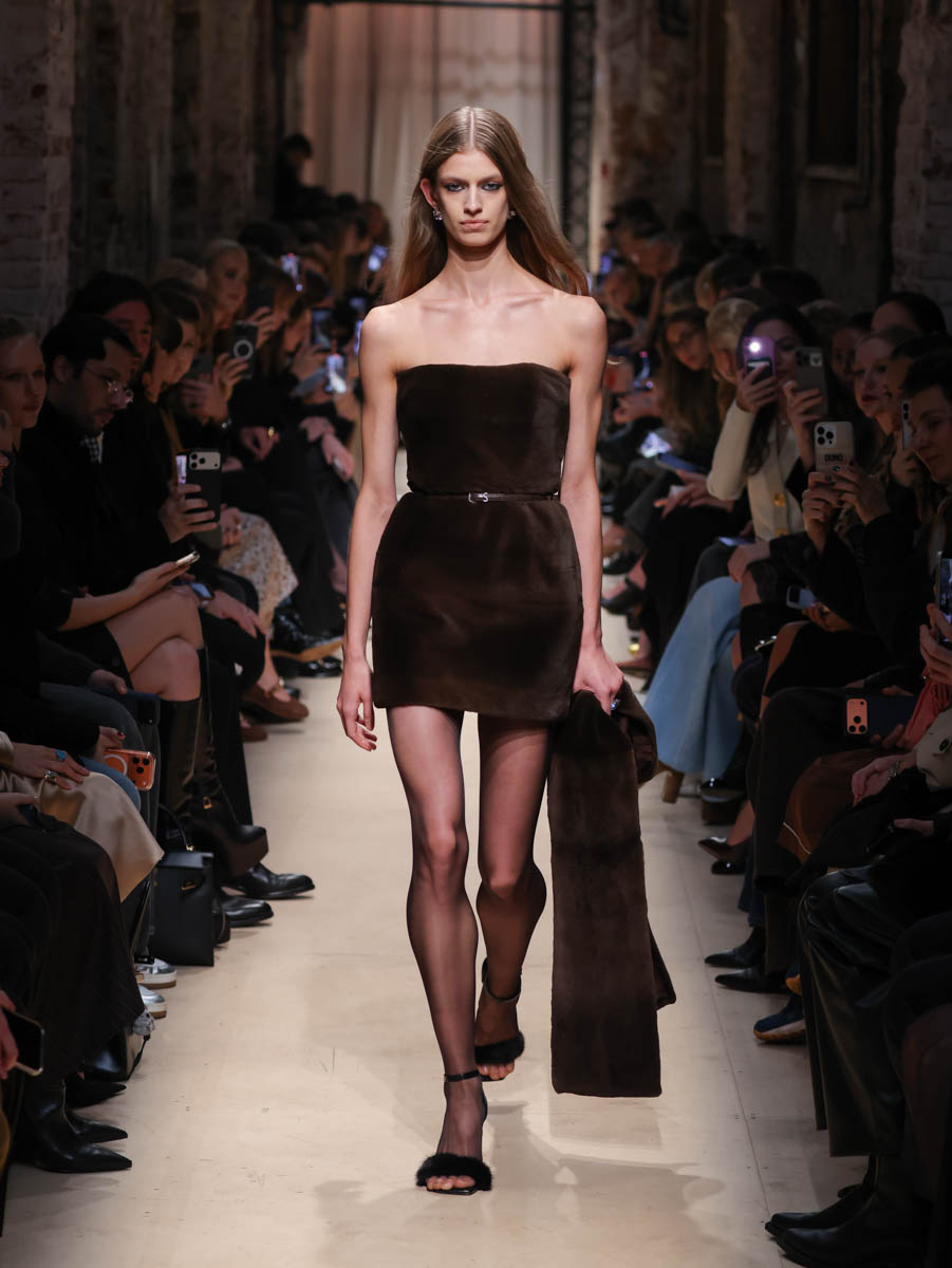 Первый за восемь лет показ дизайнера родом из Вязников стал одним из самых ярких событий этого сезона. Последний раз столичный подиум принимал творения Саши Терехова осенью 2017 года. И вот наконец мастер решился на презентацию новой осенне-зимней коллекции. А светская Москва словно только и ждала этого.