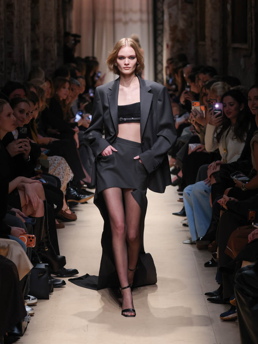 Первый за восемь лет показ дизайнера родом из Вязников стал одним из самых ярких событий этого сезона. Последний раз столичный подиум принимал творения Саши Терехова осенью 2017 года. И вот наконец мастер решился на презентацию новой осенне-зимней коллекции. А светская Москва словно только и ждала этого.