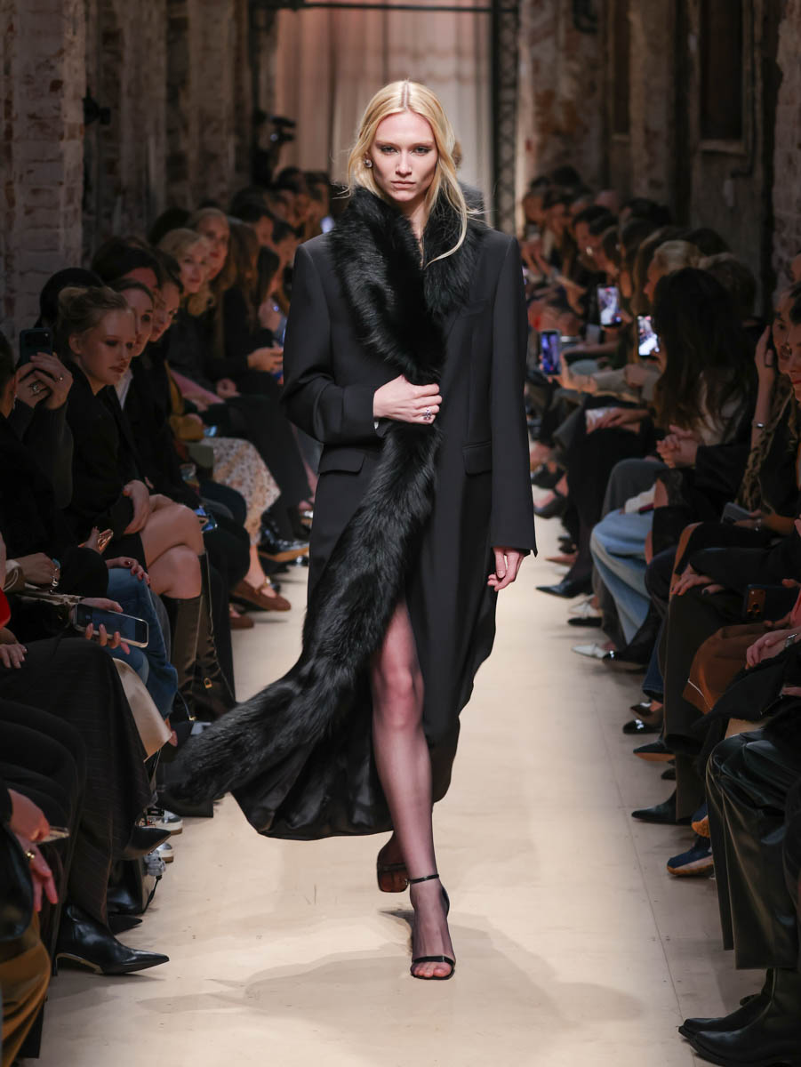 Первый за восемь лет показ дизайнера родом из Вязников стал одним из самых ярких событий этого сезона. Последний раз столичный подиум принимал творения Саши Терехова осенью 2017 года. И вот наконец мастер решился на презентацию новой осенне-зимней коллекции. А светская Москва словно только и ждала этого.