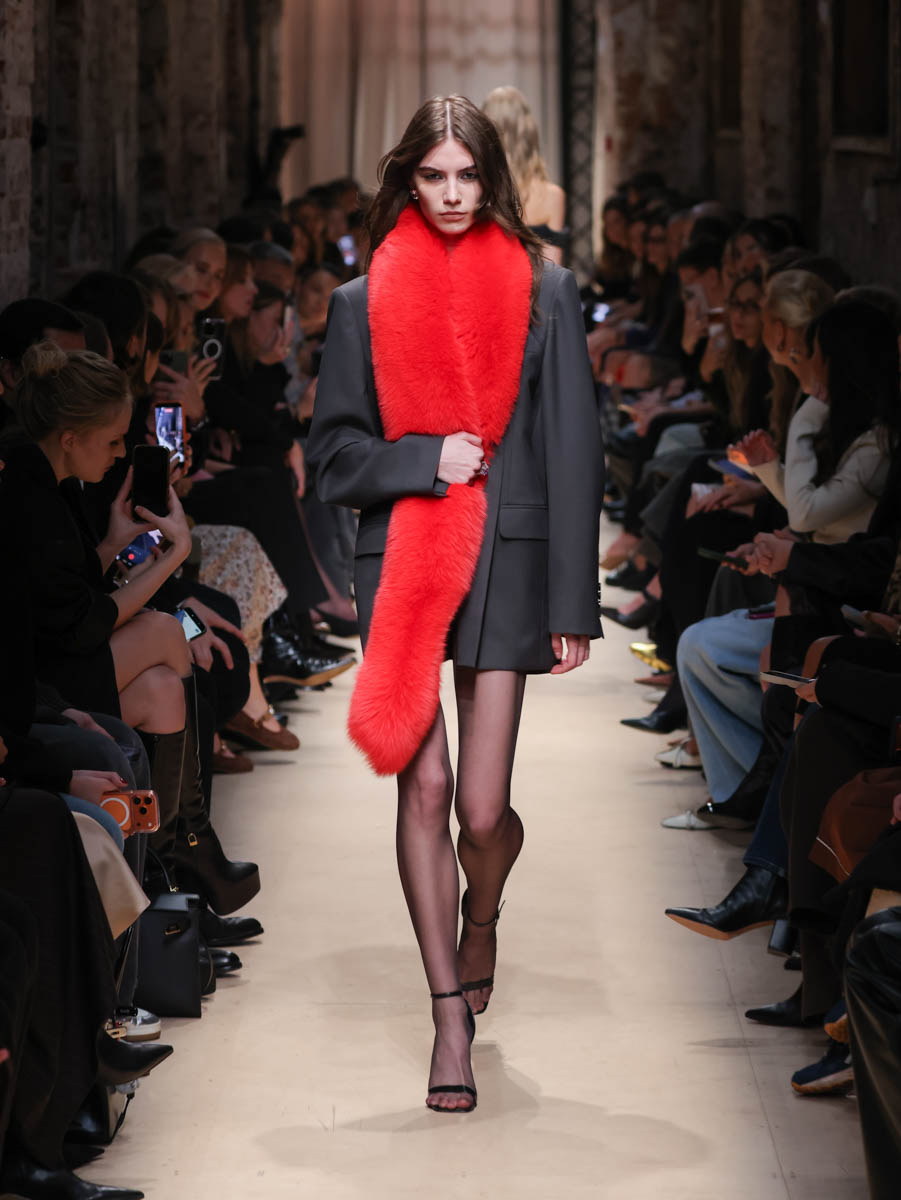 Первый за восемь лет показ дизайнера родом из Вязников стал одним из самых ярких событий этого сезона. Последний раз столичный подиум принимал творения Саши Терехова осенью 2017 года. И вот наконец мастер решился на презентацию новой осенне-зимней коллекции. А светская Москва словно только и ждала этого.