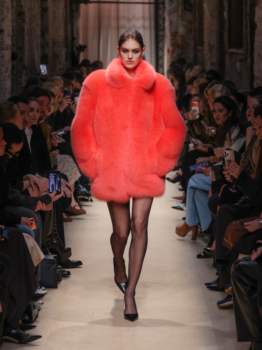 Первый за восемь лет показ дизайнера родом из Вязников стал одним из самых ярких событий этого сезона. Последний раз столичный подиум принимал творения Саши Терехова осенью 2017 года. И вот наконец мастер решился на презентацию новой осенне-зимней коллекции. А светская Москва словно только и ждала этого.