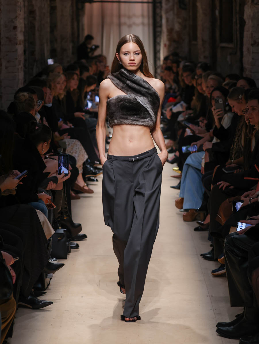 Первый за восемь лет показ дизайнера родом из Вязников стал одним из самых ярких событий этого сезона. Последний раз столичный подиум принимал творения Саши Терехова осенью 2017 года. И вот наконец мастер решился на презентацию новой осенне-зимней коллекции. А светская Москва словно только и ждала этого.