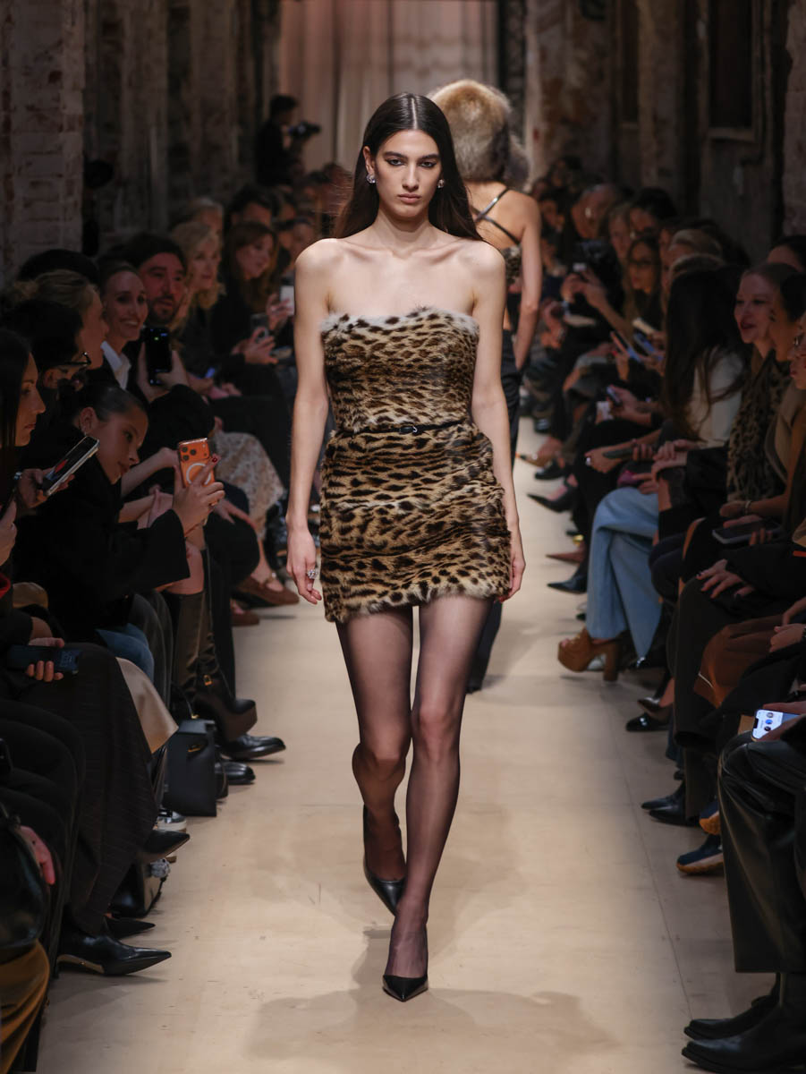 Первый за восемь лет показ дизайнера родом из Вязников стал одним из самых ярких событий этого сезона. Последний раз столичный подиум принимал творения Саши Терехова осенью 2017 года. И вот наконец мастер решился на презентацию новой осенне-зимней коллекции. А светская Москва словно только и ждала этого.