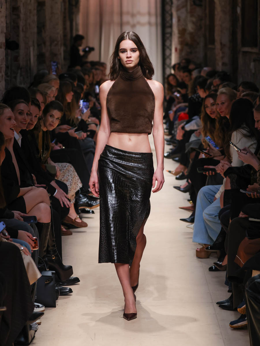 Первый за восемь лет показ дизайнера родом из Вязников стал одним из самых ярких событий этого сезона. Последний раз столичный подиум принимал творения Саши Терехова осенью 2017 года. И вот наконец мастер решился на презентацию новой осенне-зимней коллекции. А светская Москва словно только и ждала этого.