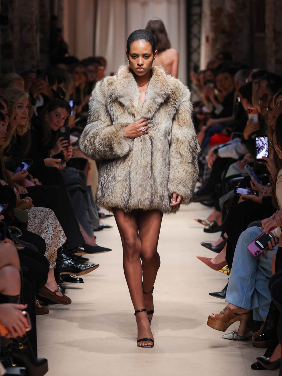 Первый за восемь лет показ дизайнера родом из Вязников стал одним из самых ярких событий этого сезона. Последний раз столичный подиум принимал творения Саши Терехова осенью 2017 года. И вот наконец мастер решился на презентацию новой осенне-зимней коллекции. А светская Москва словно только и ждала этого.