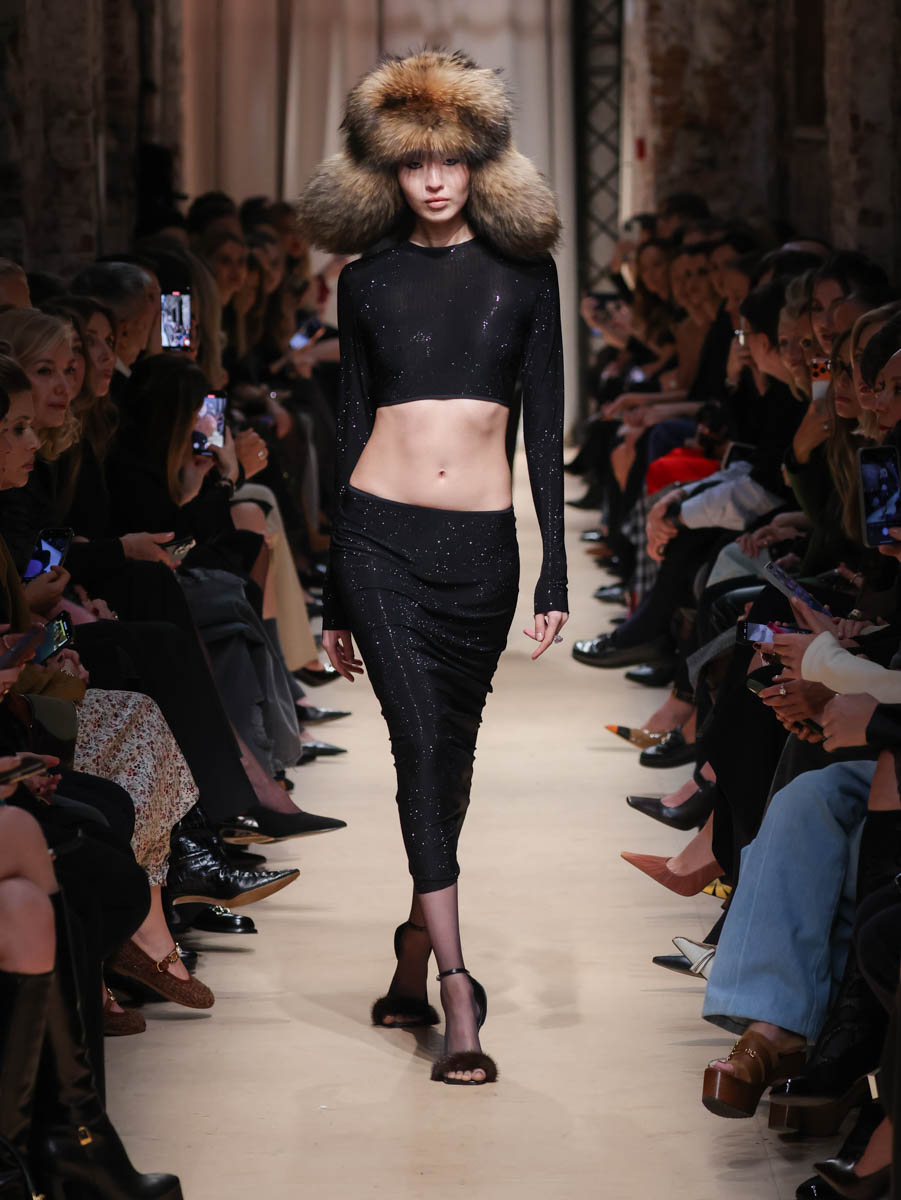 Первый за восемь лет показ дизайнера родом из Вязников стал одним из самых ярких событий этого сезона. Последний раз столичный подиум принимал творения Саши Терехова осенью 2017 года. И вот наконец мастер решился на презентацию новой осенне-зимней коллекции. А светская Москва словно только и ждала этого.