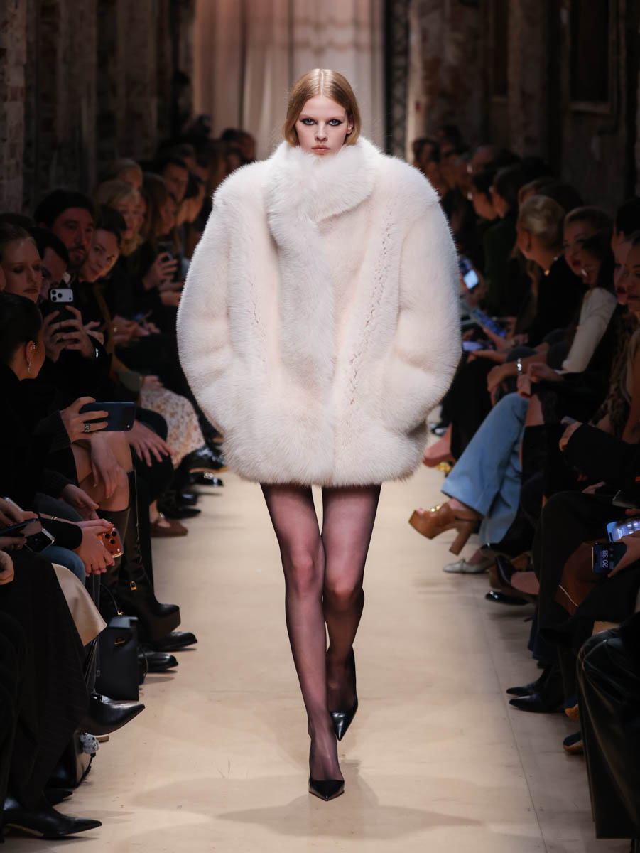 Первый за восемь лет показ дизайнера родом из Вязников стал одним из самых ярких событий этого сезона. Последний раз столичный подиум принимал творения Саши Терехова осенью 2017 года. И вот наконец мастер решился на презентацию новой осенне-зимней коллекции. А светская Москва словно только и ждала этого.