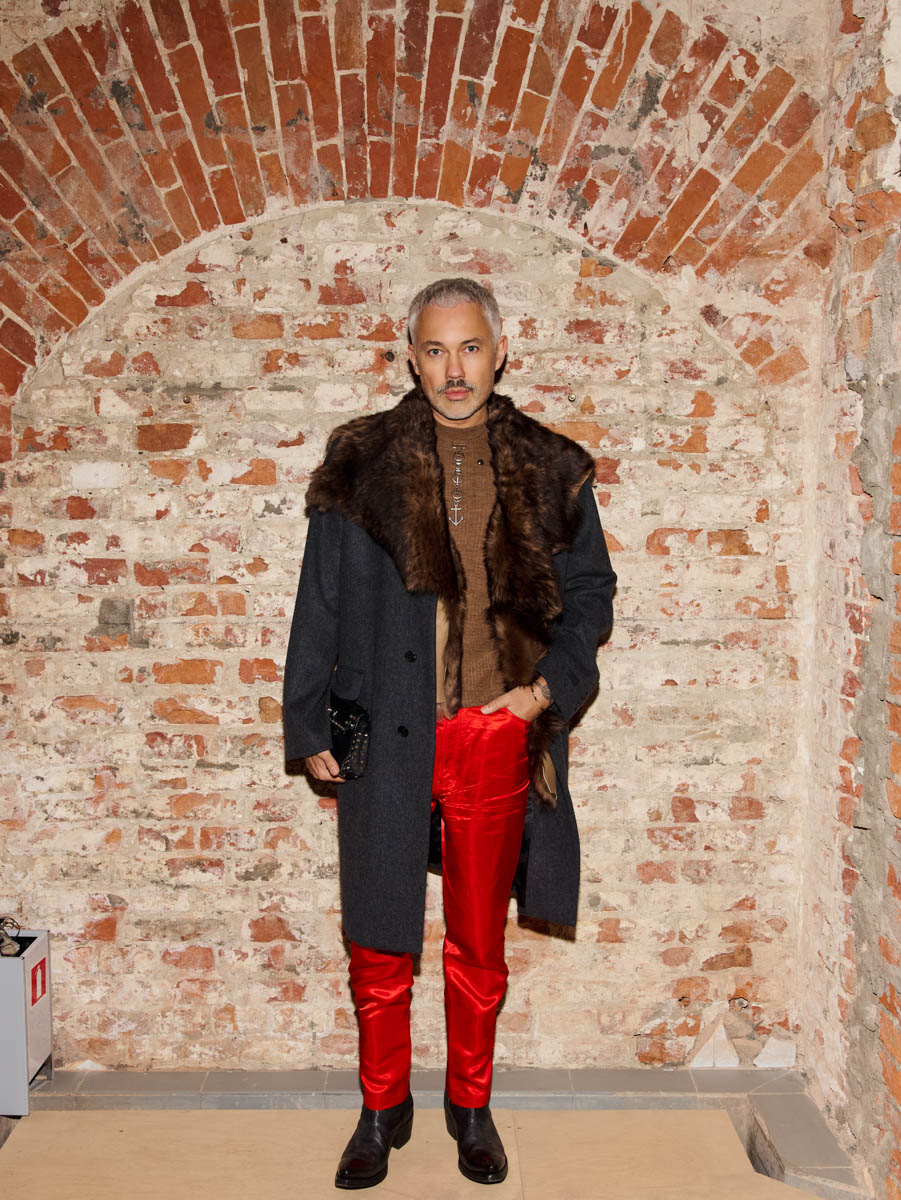 Первый за восемь лет показ дизайнера родом из Вязников стал одним из самых ярких событий этого сезона. Последний раз столичный подиум принимал творения Саши Терехова осенью 2017 года. И вот наконец мастер решился на презентацию новой осенне-зимней коллекции. А светская Москва словно только и ждала этого.