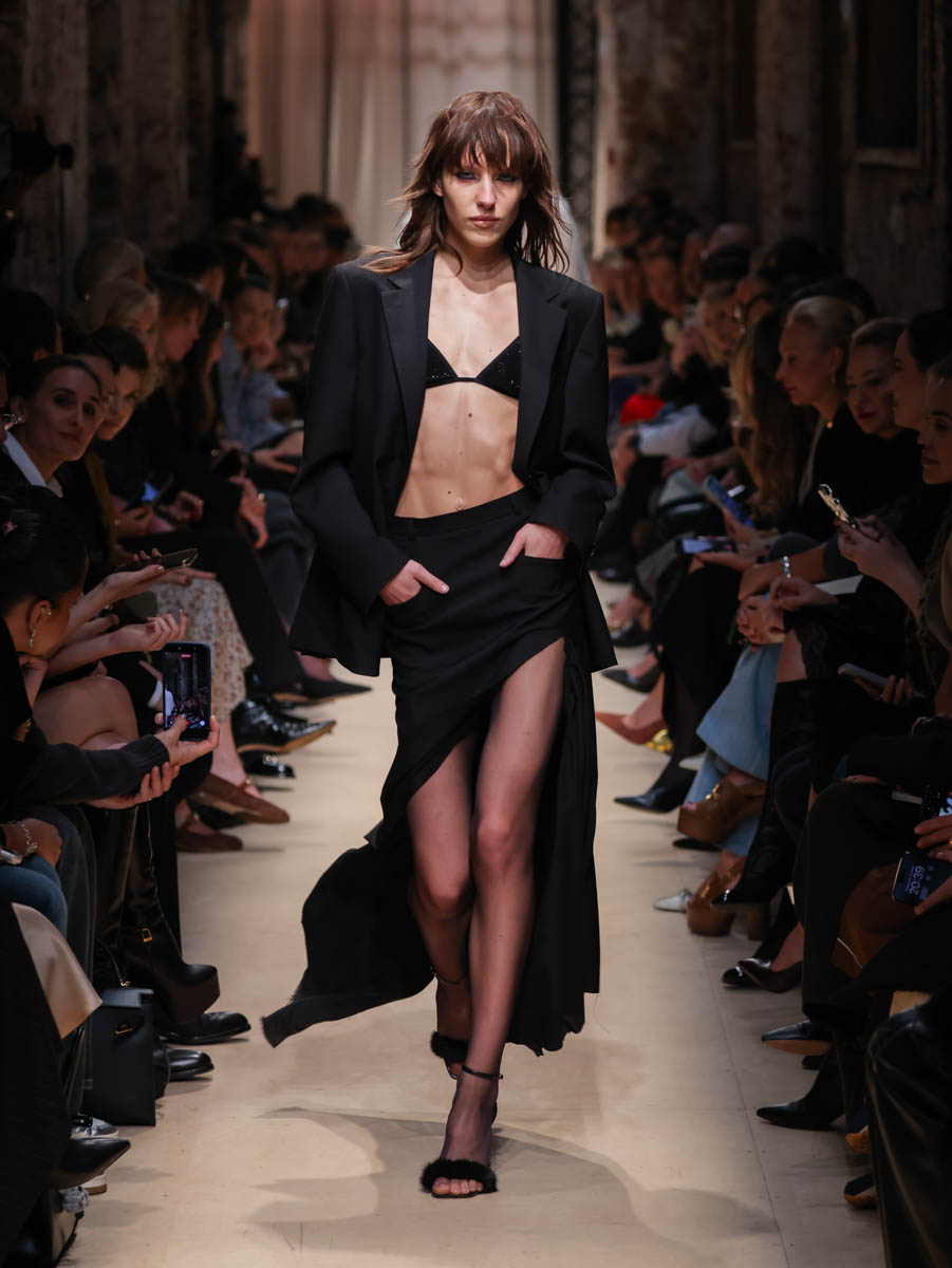 Первый за восемь лет показ дизайнера родом из Вязников стал одним из самых ярких событий этого сезона. Последний раз столичный подиум принимал творения Саши Терехова осенью 2017 года. И вот наконец мастер решился на презентацию новой осенне-зимней коллекции. А светская Москва словно только и ждала этого.