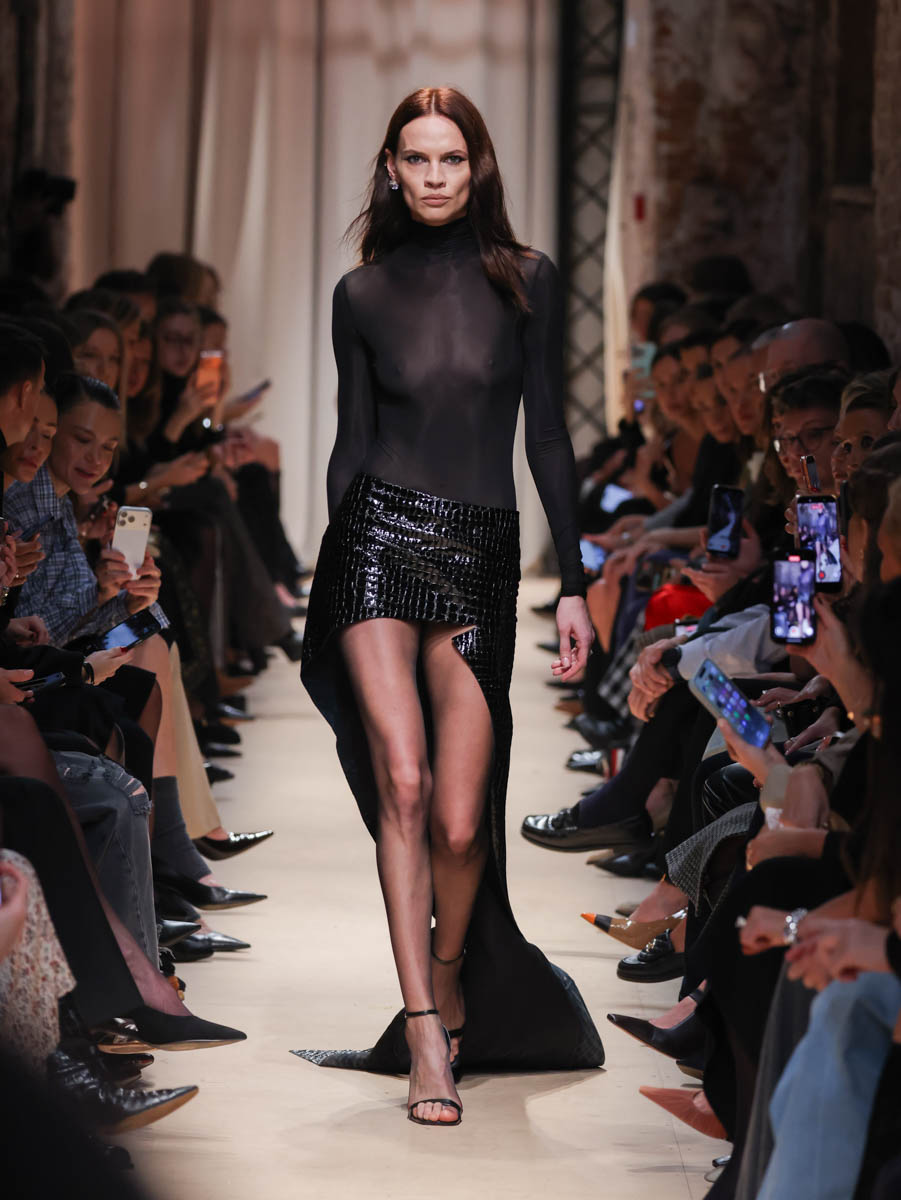 Первый за восемь лет показ дизайнера родом из Вязников стал одним из самых ярких событий этого сезона. Последний раз столичный подиум принимал творения Саши Терехова осенью 2017 года. И вот наконец мастер решился на презентацию новой осенне-зимней коллекции. А светская Москва словно только и ждала этого.