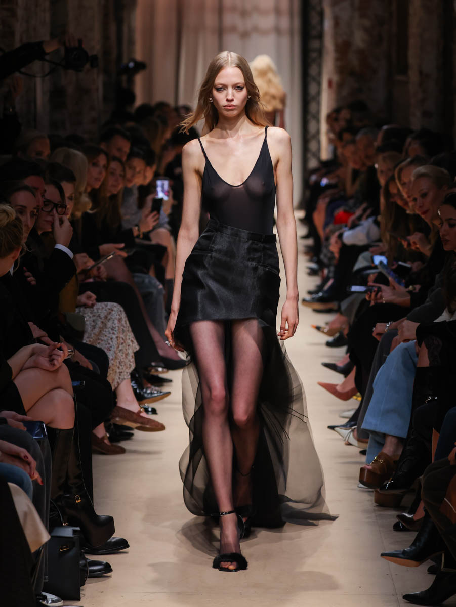 Первый за восемь лет показ дизайнера родом из Вязников стал одним из самых ярких событий этого сезона. Последний раз столичный подиум принимал творения Саши Терехова осенью 2017 года. И вот наконец мастер решился на презентацию новой осенне-зимней коллекции. А светская Москва словно только и ждала этого.