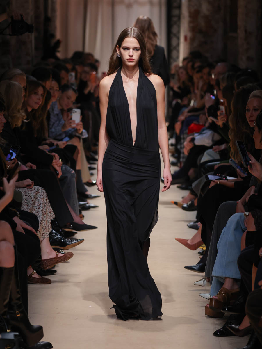 Первый за восемь лет показ дизайнера родом из Вязников стал одним из самых ярких событий этого сезона. Последний раз столичный подиум принимал творения Саши Терехова осенью 2017 года. И вот наконец мастер решился на презентацию новой осенне-зимней коллекции. А светская Москва словно только и ждала этого.