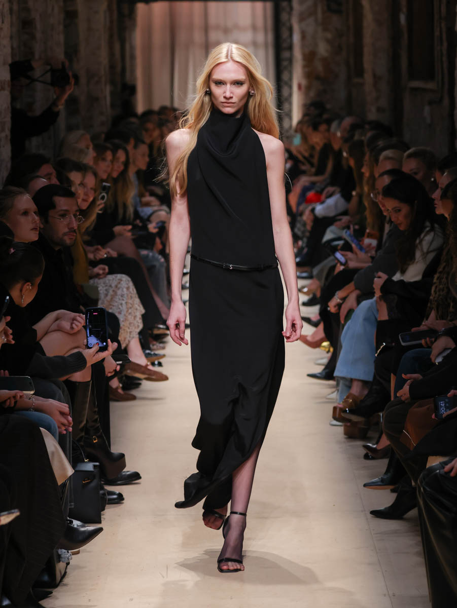 Первый за восемь лет показ дизайнера родом из Вязников стал одним из самых ярких событий этого сезона. Последний раз столичный подиум принимал творения Саши Терехова осенью 2017 года. И вот наконец мастер решился на презентацию новой осенне-зимней коллекции. А светская Москва словно только и ждала этого.