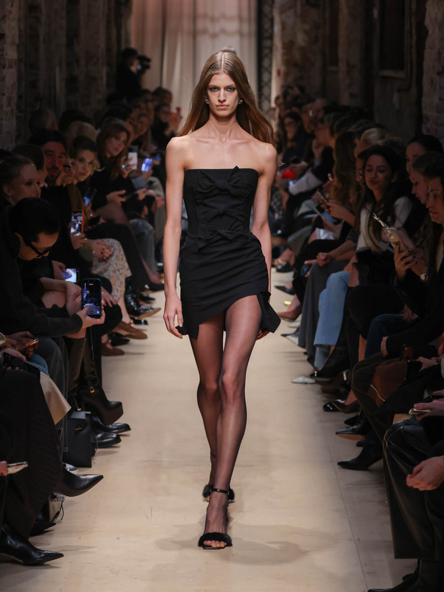 Первый за восемь лет показ дизайнера родом из Вязников стал одним из самых ярких событий этого сезона. Последний раз столичный подиум принимал творения Саши Терехова осенью 2017 года. И вот наконец мастер решился на презентацию новой осенне-зимней коллекции. А светская Москва словно только и ждала этого.