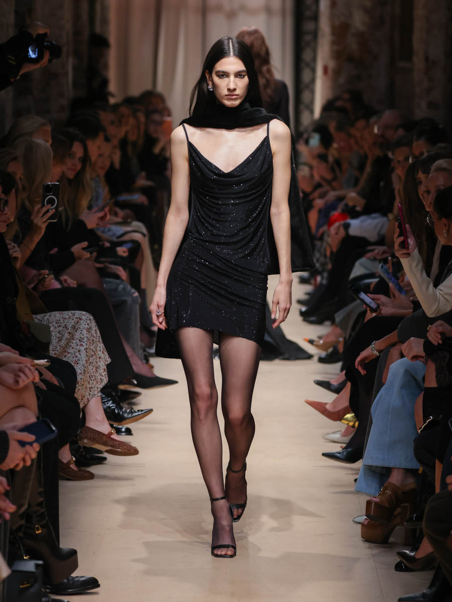 Первый за восемь лет показ дизайнера родом из Вязников стал одним из самых ярких событий этого сезона. Последний раз столичный подиум принимал творения Саши Терехова осенью 2017 года. И вот наконец мастер решился на презентацию новой осенне-зимней коллекции. А светская Москва словно только и ждала этого.