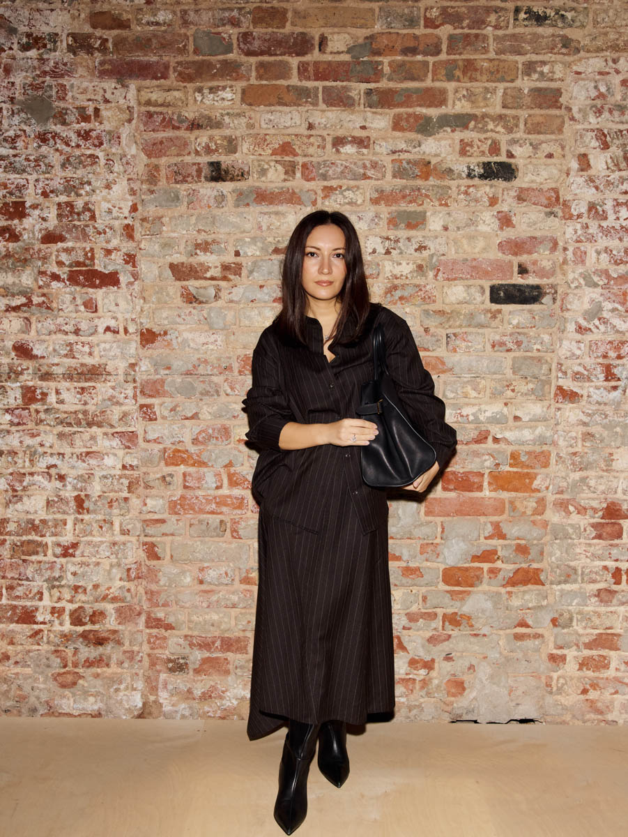 Первый за восемь лет показ дизайнера родом из Вязников стал одним из самых ярких событий этого сезона. Последний раз столичный подиум принимал творения Саши Терехова осенью 2017 года. И вот наконец мастер решился на презентацию новой осенне-зимней коллекции. А светская Москва словно только и ждала этого.