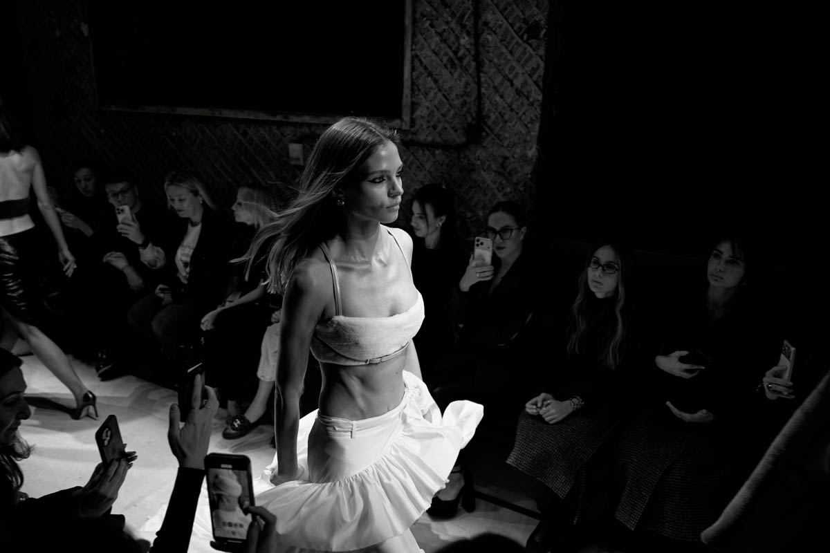 Первый за восемь лет показ дизайнера родом из Вязников стал одним из самых ярких событий этого сезона. Последний раз столичный подиум принимал творения Саши Терехова осенью 2017 года. И вот наконец мастер решился на презентацию новой осенне-зимней коллекции. А светская Москва словно только и ждала этого.