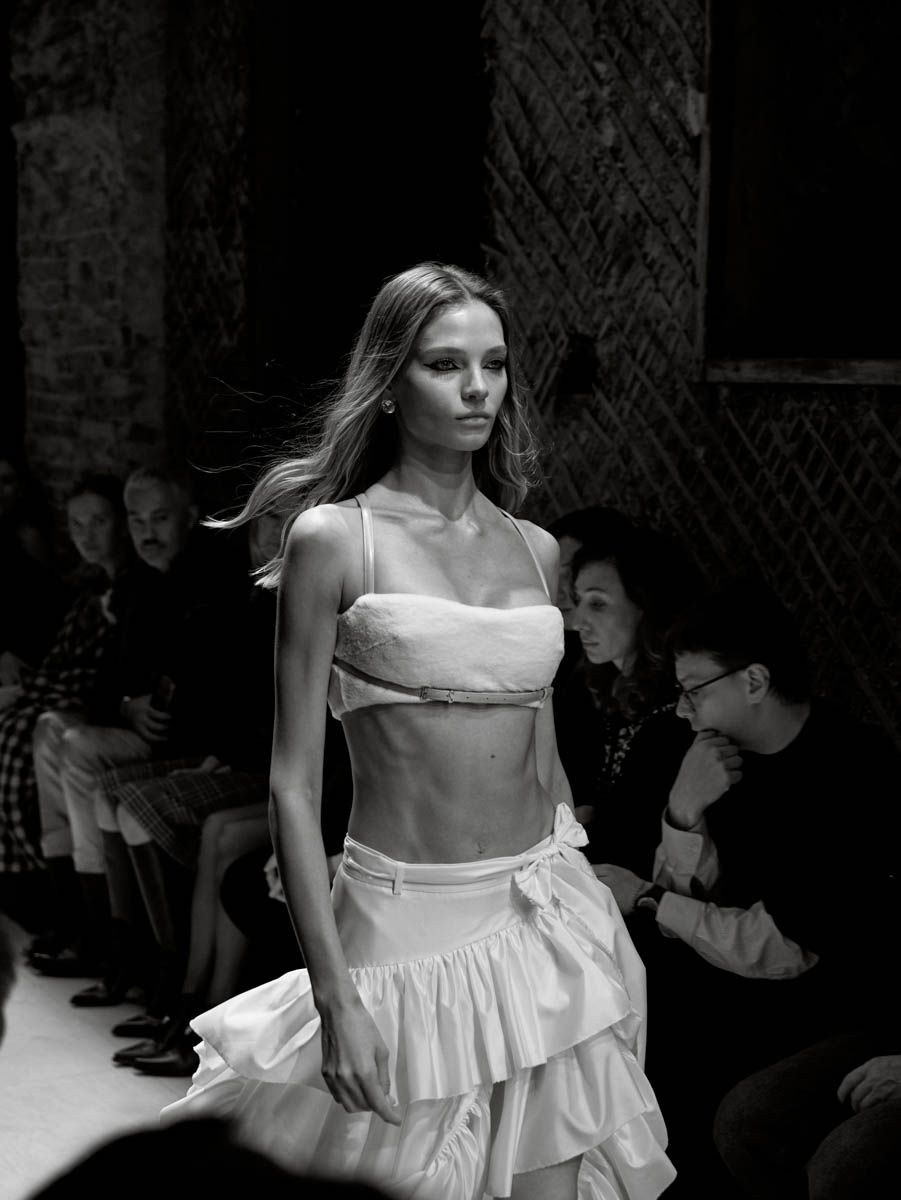 Первый за восемь лет показ дизайнера родом из Вязников стал одним из самых ярких событий этого сезона. Последний раз столичный подиум принимал творения Саши Терехова осенью 2017 года. И вот наконец мастер решился на презентацию новой осенне-зимней коллекции. А светская Москва словно только и ждала этого.