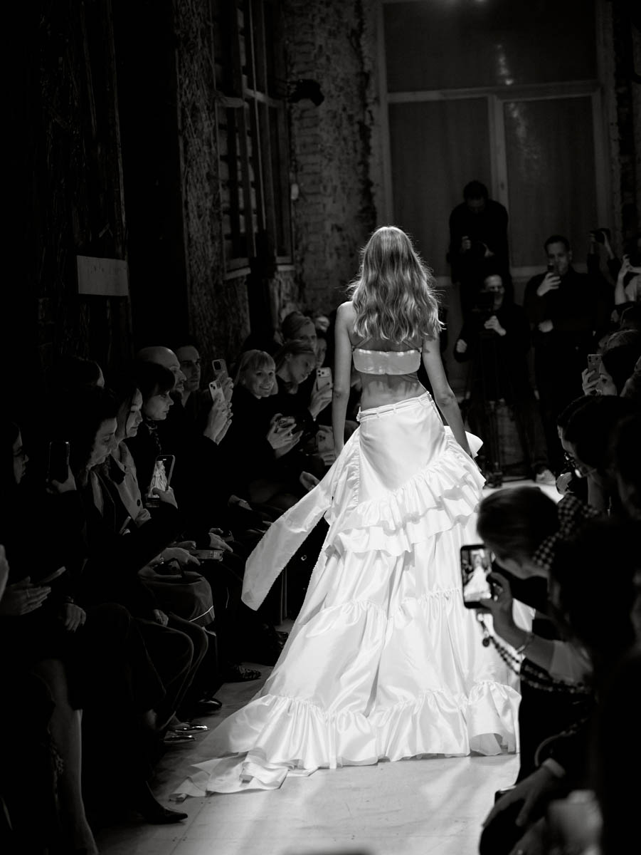 Первый за восемь лет показ дизайнера родом из Вязников стал одним из самых ярких событий этого сезона. Последний раз столичный подиум принимал творения Саши Терехова осенью 2017 года. И вот наконец мастер решился на презентацию новой осенне-зимней коллекции. А светская Москва словно только и ждала этого.