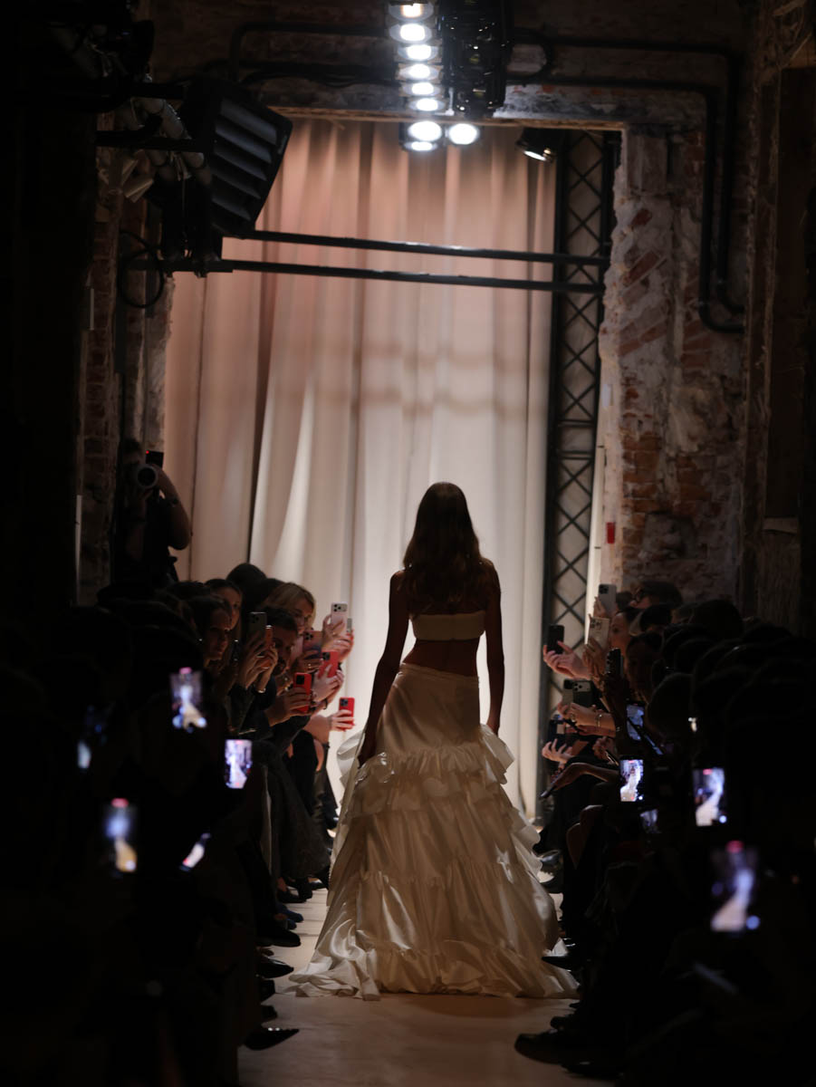 Первый за восемь лет показ дизайнера родом из Вязников стал одним из самых ярких событий этого сезона. Последний раз столичный подиум принимал творения Саши Терехова осенью 2017 года. И вот наконец мастер решился на презентацию новой осенне-зимней коллекции. А светская Москва словно только и ждала этого.