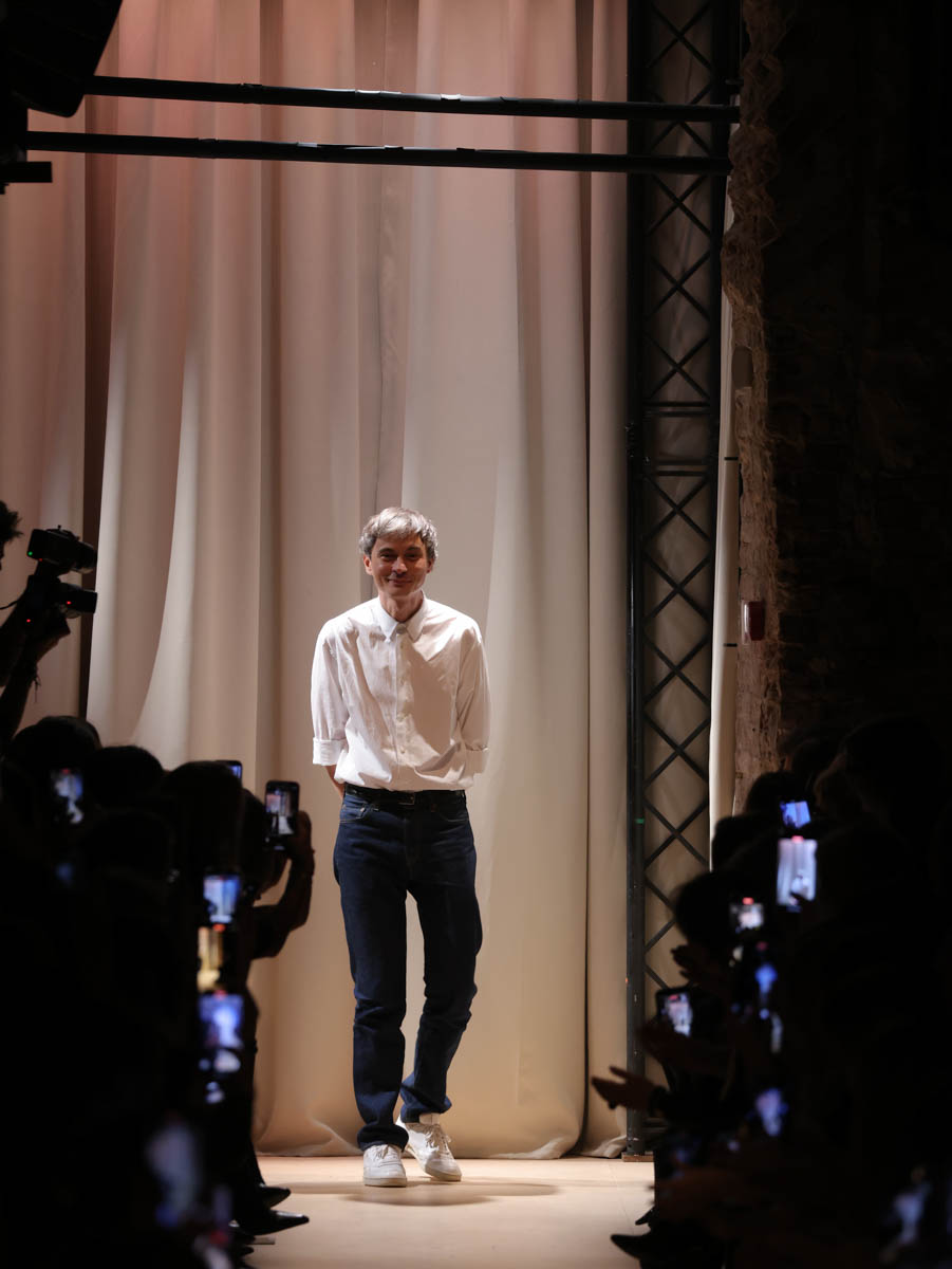 Первый за восемь лет показ дизайнера родом из Вязников стал одним из самых ярких событий этого сезона. Последний раз столичный подиум принимал творения Саши Терехова осенью 2017 года. И вот наконец мастер решился на презентацию новой осенне-зимней коллекции. А светская Москва словно только и ждала этого.