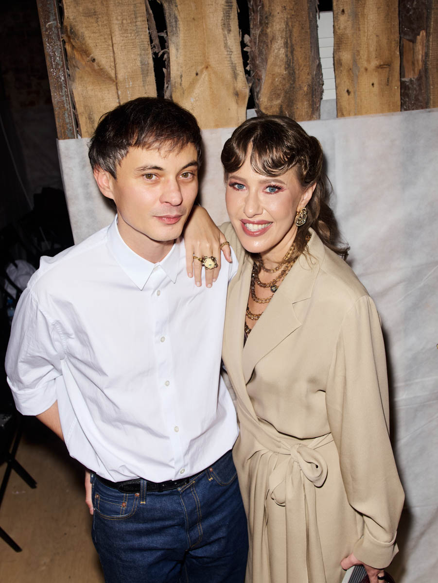 Первый за восемь лет показ дизайнера родом из Вязников стал одним из самых ярких событий этого сезона. Последний раз столичный подиум принимал творения Саши Терехова осенью 2017 года. И вот наконец мастер решился на презентацию новой осенне-зимней коллекции. А светская Москва словно только и ждала этого.