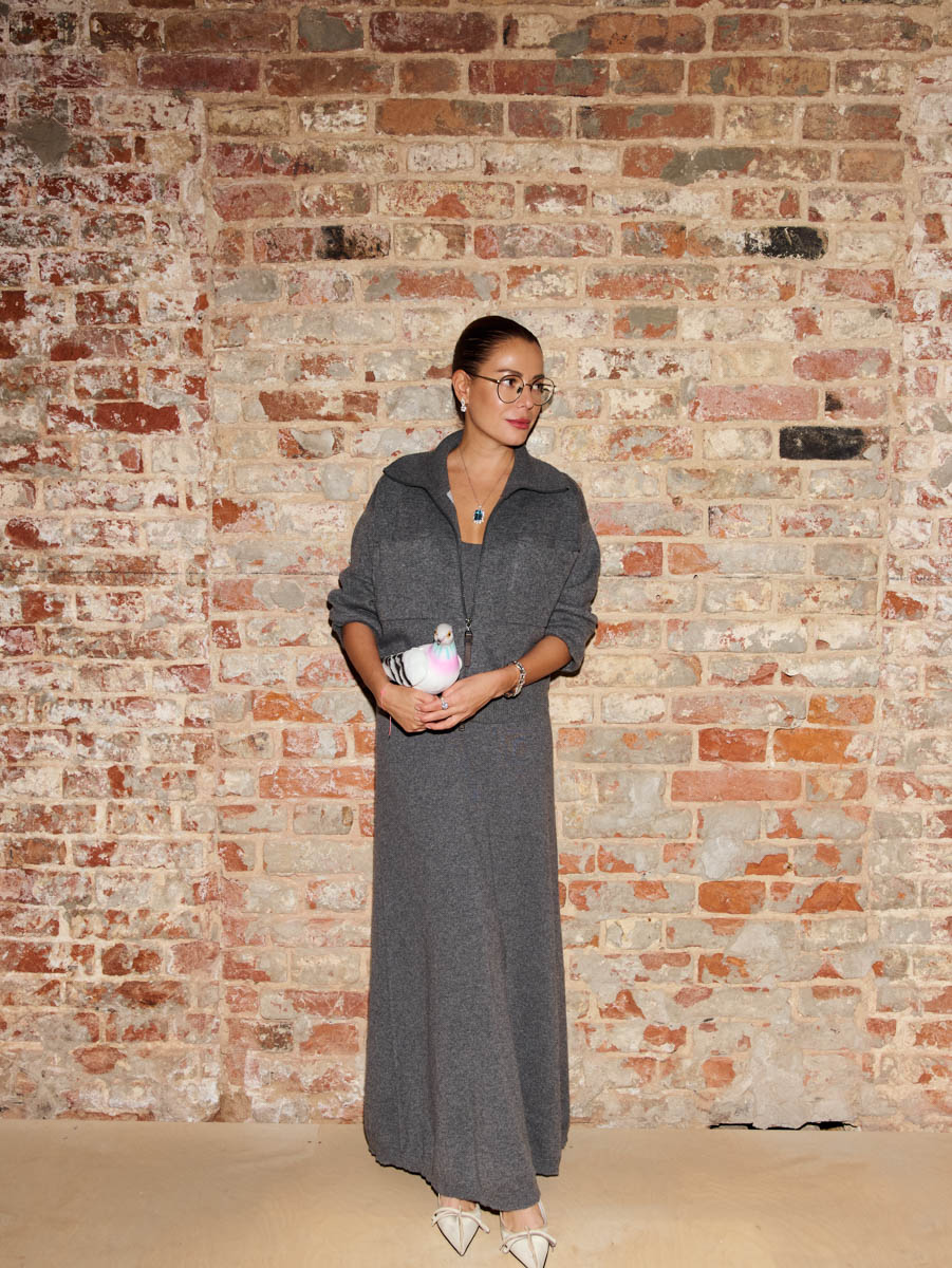 Первый за восемь лет показ дизайнера родом из Вязников стал одним из самых ярких событий этого сезона. Последний раз столичный подиум принимал творения Саши Терехова осенью 2017 года. И вот наконец мастер решился на презентацию новой осенне-зимней коллекции. А светская Москва словно только и ждала этого.