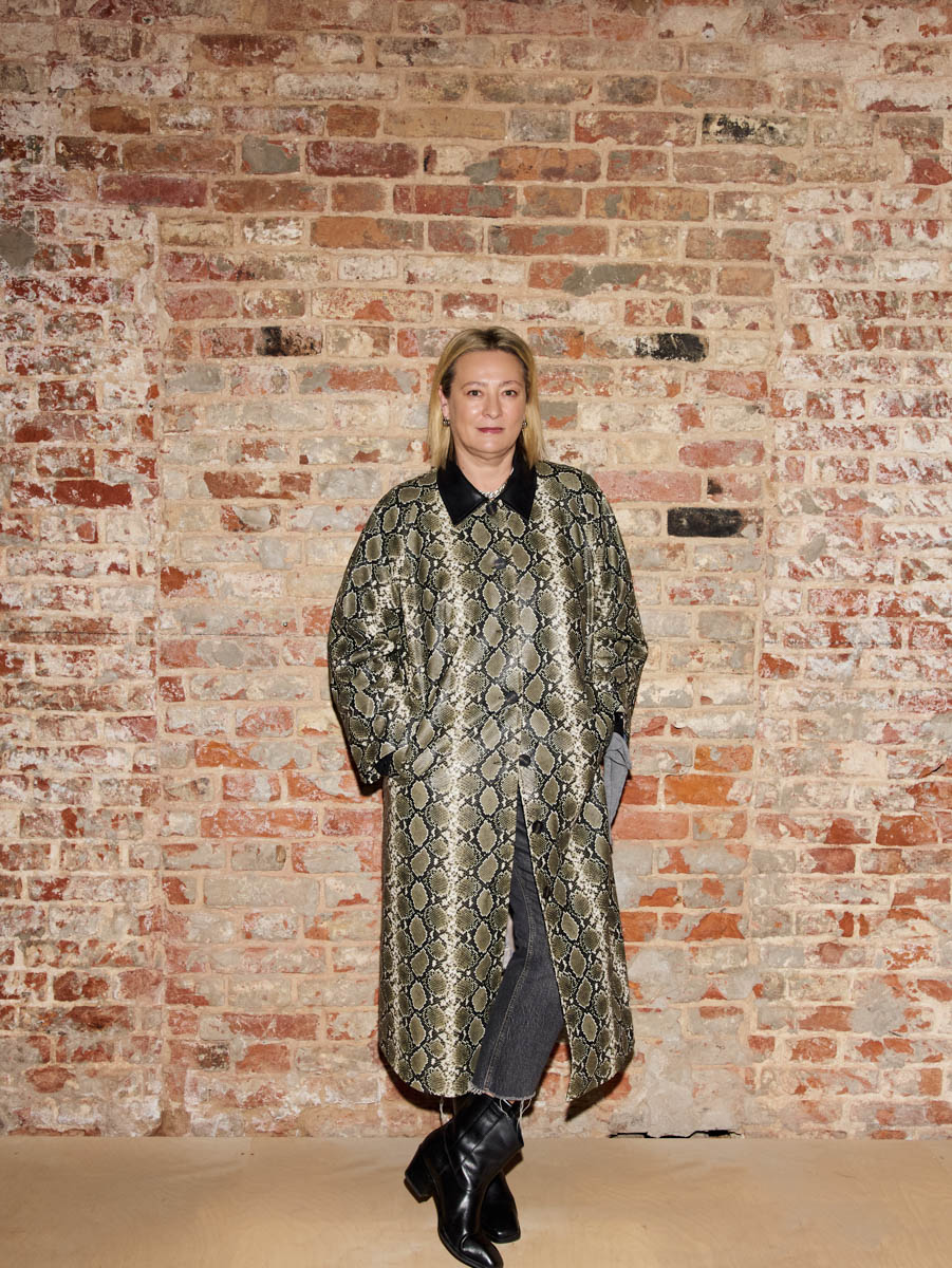 Первый за восемь лет показ дизайнера родом из Вязников стал одним из самых ярких событий этого сезона. Последний раз столичный подиум принимал творения Саши Терехова осенью 2017 года. И вот наконец мастер решился на презентацию новой осенне-зимней коллекции. А светская Москва словно только и ждала этого.