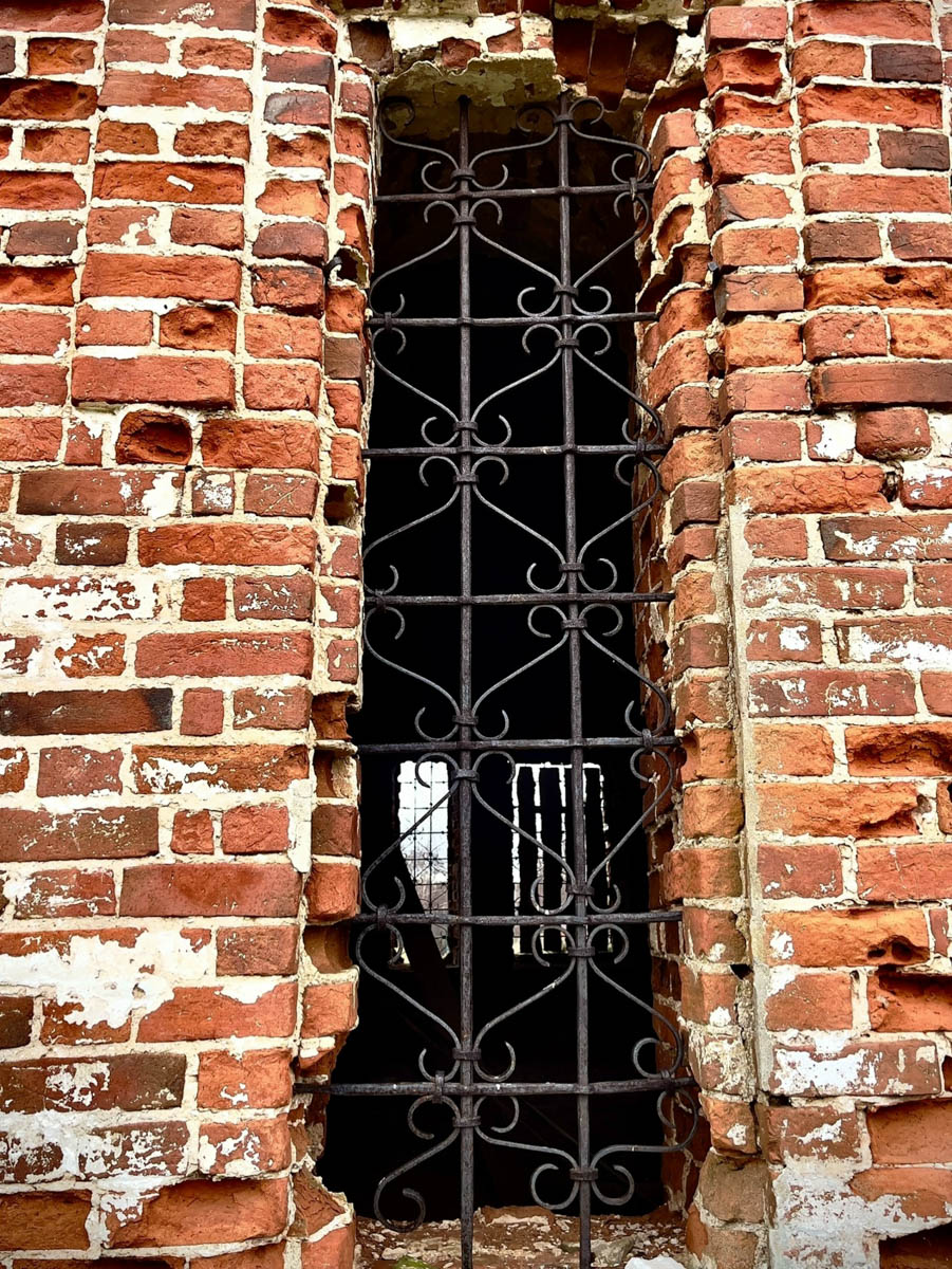 Забвение не щадит древнюю архитектуру. К счастью, некоторые жемчужины не только устояли, но и сохранили в своих стенах нечто ценное. Местный индустриальный турист Алексей Смирнов посетил несколько старинных церквей в нашей и соседних областях. Там он нашел удивительные вещи, заслуживающие быть как минимум увиденными.