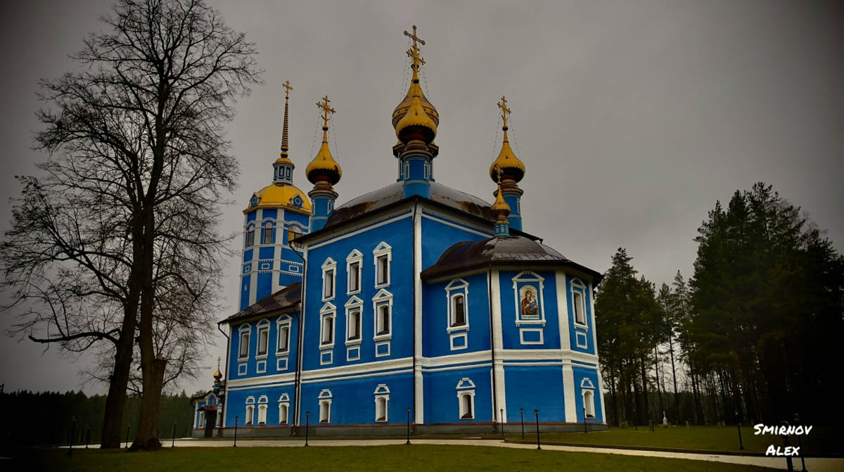 Забвение не щадит древнюю архитектуру. К счастью, некоторые жемчужины не только устояли, но и сохранили в своих стенах нечто ценное. Местный индустриальный турист Алексей Смирнов посетил несколько старинных церквей в нашей и соседних областях. Там он нашел удивительные вещи, заслуживающие быть как минимум увиденными.
