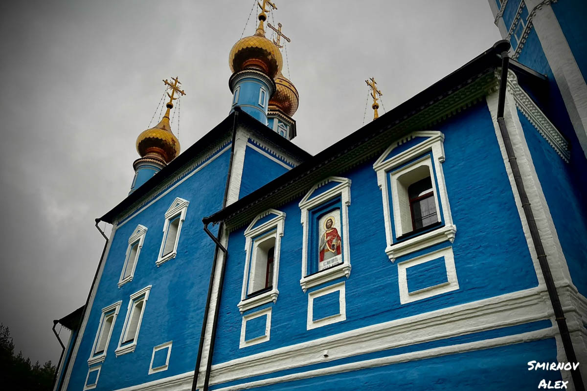 Забвение не щадит древнюю архитектуру. К счастью, некоторые жемчужины не только устояли, но и сохранили в своих стенах нечто ценное. Местный индустриальный турист Алексей Смирнов посетил несколько старинных церквей в нашей и соседних областях. Там он нашел удивительные вещи, заслуживающие быть как минимум увиденными.