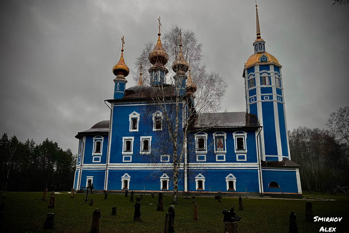 Забвение не щадит древнюю архитектуру. К счастью, некоторые жемчужины не только устояли, но и сохранили в своих стенах нечто ценное. Местный индустриальный турист Алексей Смирнов посетил несколько старинных церквей в нашей и соседних областях. Там он нашел удивительные вещи, заслуживающие быть как минимум увиденными.