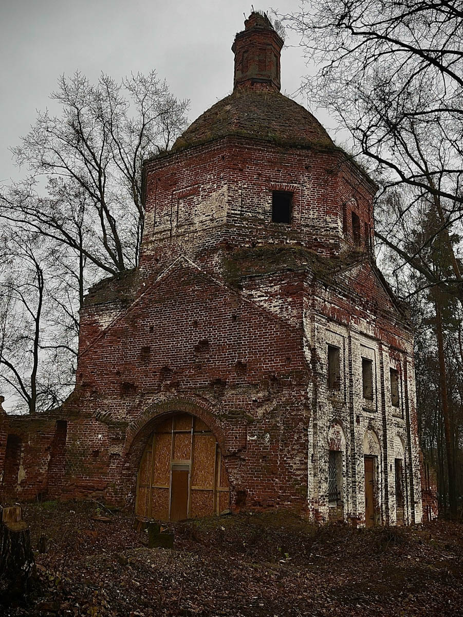 Забвение не щадит древнюю архитектуру. К счастью, некоторые жемчужины не только устояли, но и сохранили в своих стенах нечто ценное. Местный индустриальный турист Алексей Смирнов посетил несколько старинных церквей в нашей и соседних областях. Там он нашел удивительные вещи, заслуживающие быть как минимум увиденными.