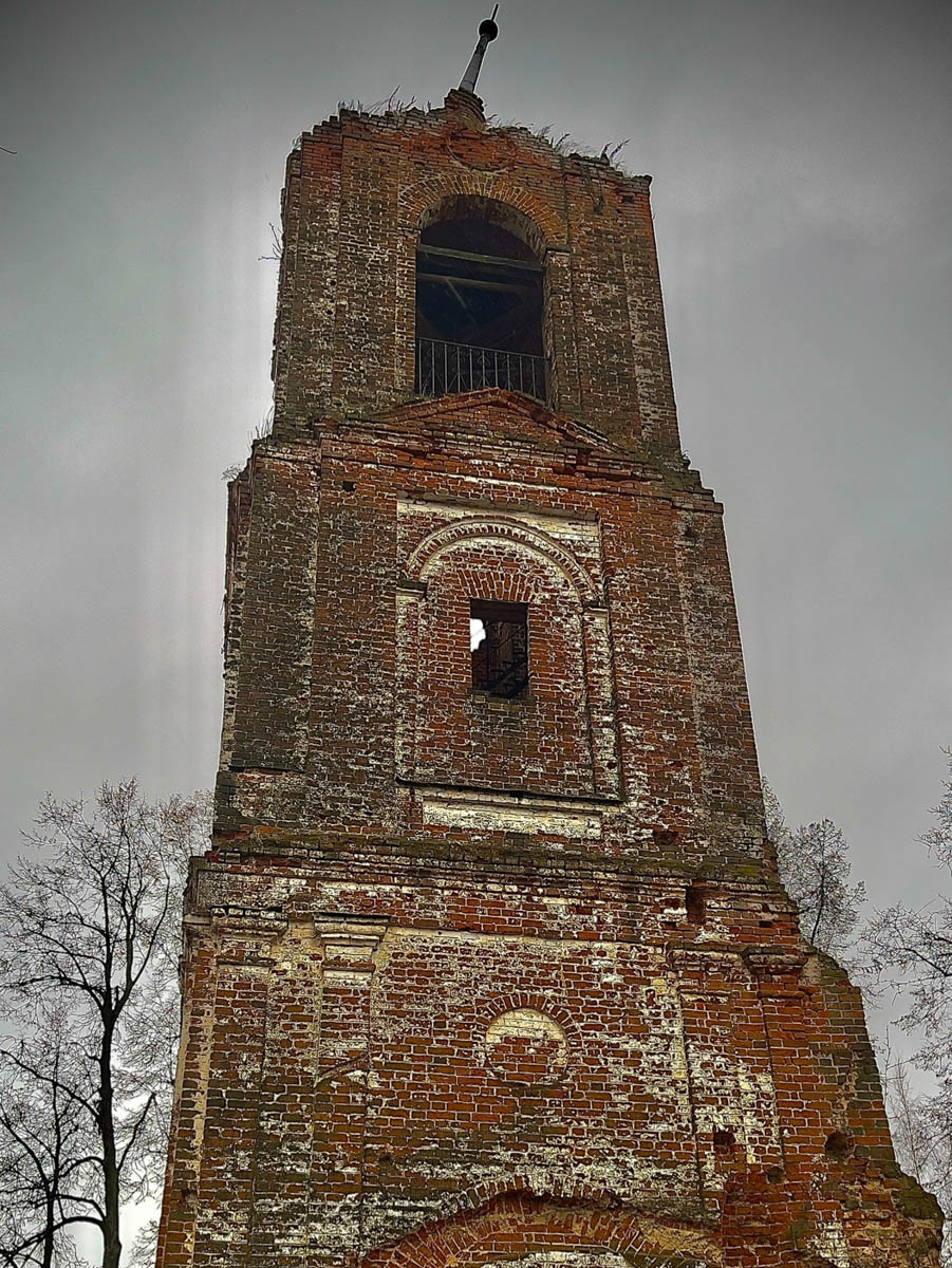 Забвение не щадит древнюю архитектуру. К счастью, некоторые жемчужины не только устояли, но и сохранили в своих стенах нечто ценное. Местный индустриальный турист Алексей Смирнов посетил несколько старинных церквей в нашей и соседних областях. Там он нашел удивительные вещи, заслуживающие быть как минимум увиденными.