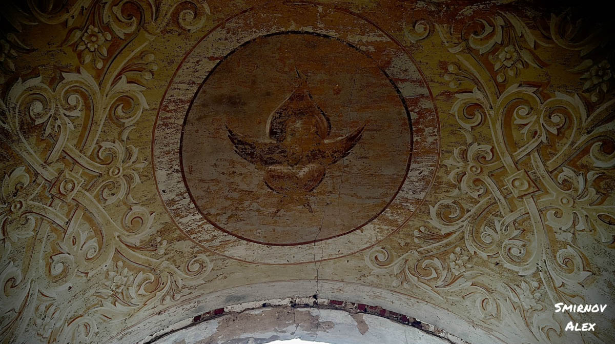 Забвение не щадит древнюю архитектуру. К счастью, некоторые жемчужины не только устояли, но и сохранили в своих стенах нечто ценное. Местный индустриальный турист Алексей Смирнов посетил несколько старинных церквей в нашей и соседних областях. Там он нашел удивительные вещи, заслуживающие быть как минимум увиденными.