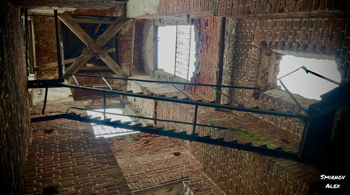 Забвение не щадит древнюю архитектуру. К счастью, некоторые жемчужины не только устояли, но и сохранили в своих стенах нечто ценное. Местный индустриальный турист Алексей Смирнов посетил несколько старинных церквей в нашей и соседних областях. Там он нашел удивительные вещи, заслуживающие быть как минимум увиденными.