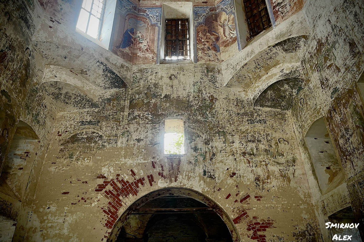 Забвение не щадит древнюю архитектуру. К счастью, некоторые жемчужины не только устояли, но и сохранили в своих стенах нечто ценное. Местный индустриальный турист Алексей Смирнов посетил несколько старинных церквей в нашей и соседних областях. Там он нашел удивительные вещи, заслуживающие быть как минимум увиденными.