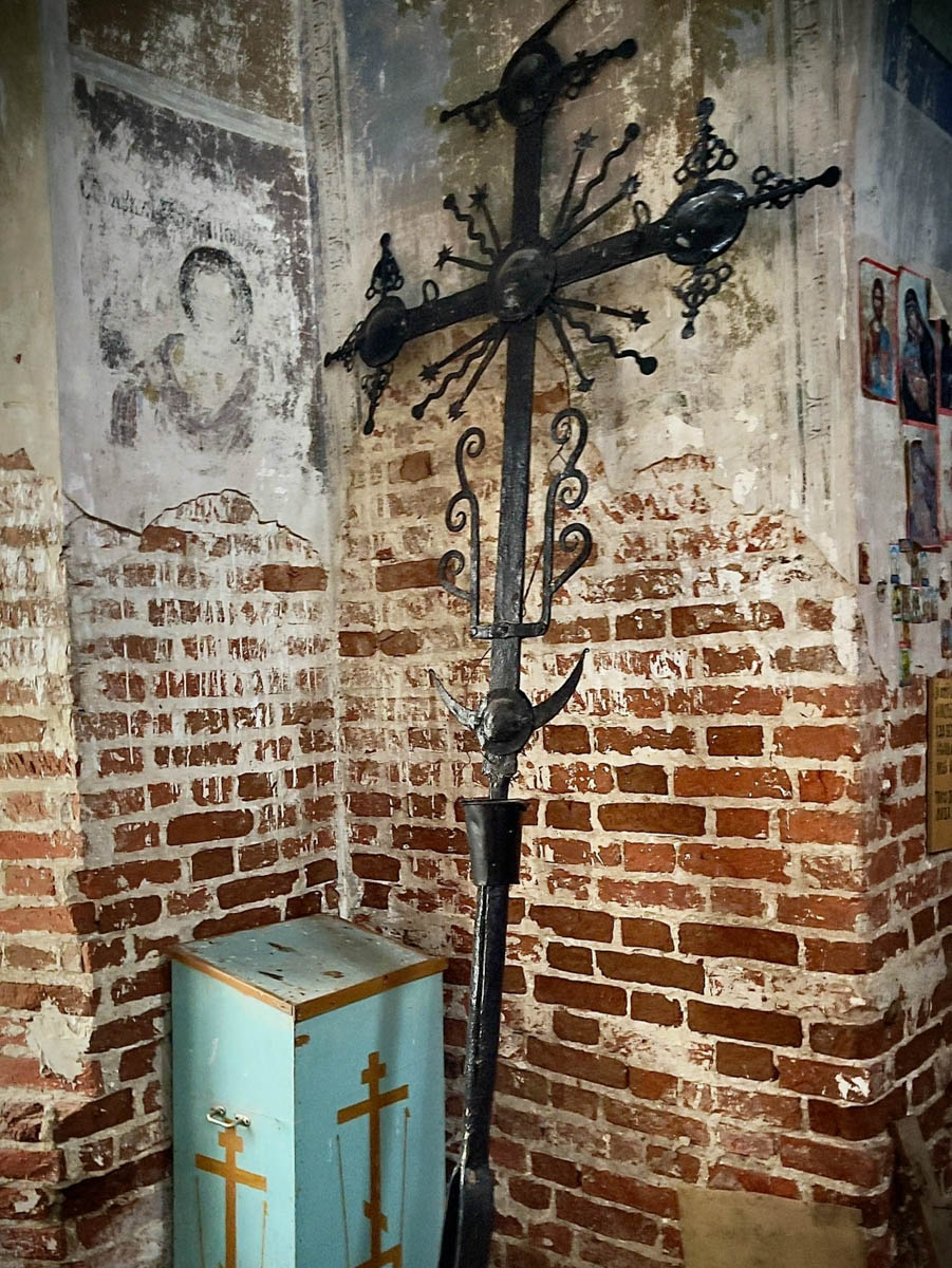 Забвение не щадит древнюю архитектуру. К счастью, некоторые жемчужины не только устояли, но и сохранили в своих стенах нечто ценное. Местный индустриальный турист Алексей Смирнов посетил несколько старинных церквей в нашей и соседних областях. Там он нашел удивительные вещи, заслуживающие быть как минимум увиденными.