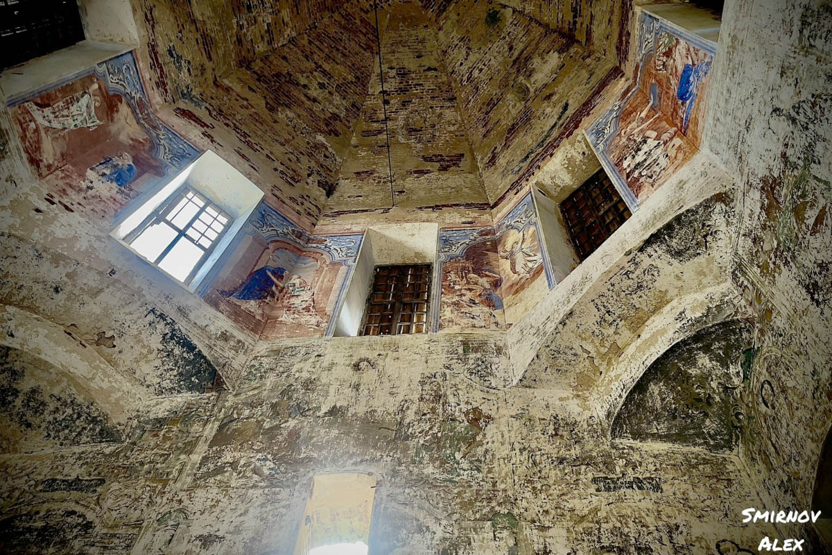 Забвение не щадит древнюю архитектуру. К счастью, некоторые жемчужины не только устояли, но и сохранили в своих стенах нечто ценное. Местный индустриальный турист Алексей Смирнов посетил несколько старинных церквей в нашей и соседних областях. Там он нашел удивительные вещи, заслуживающие быть как минимум увиденными.