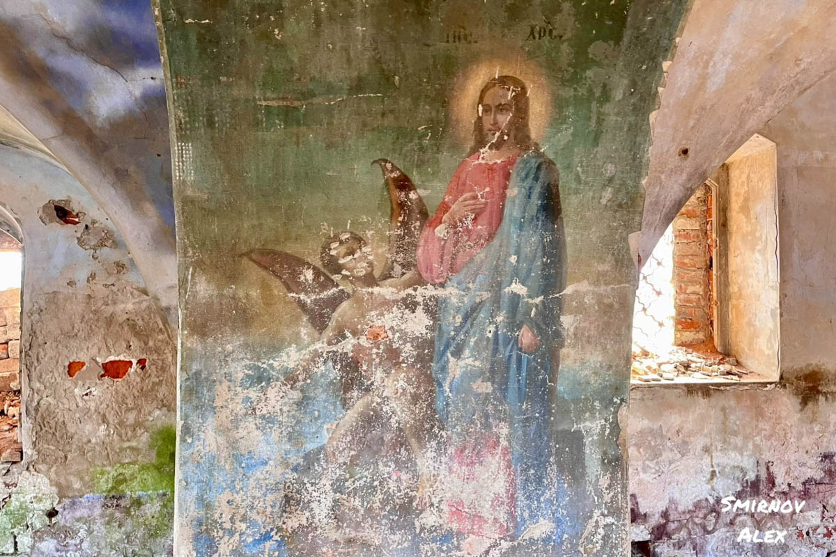 Забвение не щадит древнюю архитектуру. К счастью, некоторые жемчужины не только устояли, но и сохранили в своих стенах нечто ценное. Местный индустриальный турист Алексей Смирнов посетил несколько старинных церквей в нашей и соседних областях. Там он нашел удивительные вещи, заслуживающие быть как минимум увиденными.