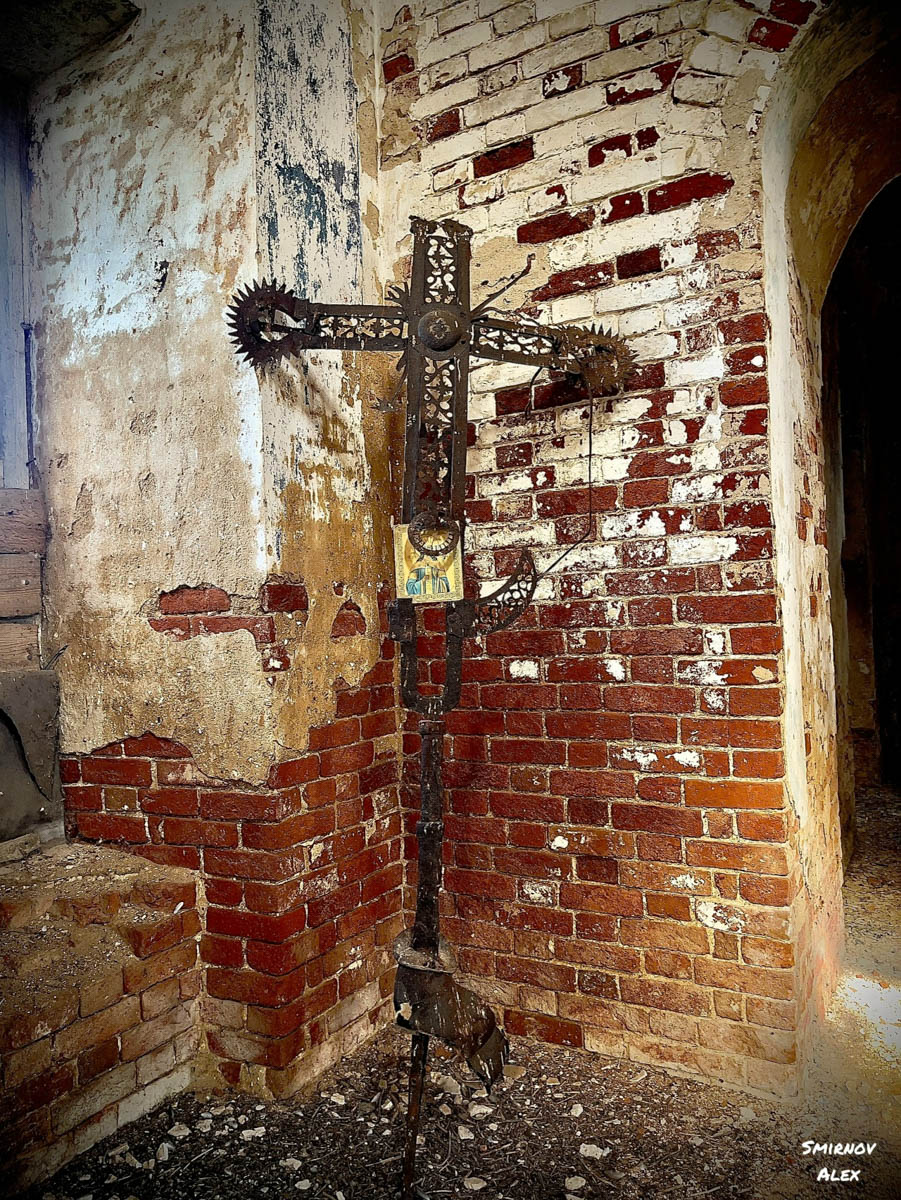 Забвение не щадит древнюю архитектуру. К счастью, некоторые жемчужины не только устояли, но и сохранили в своих стенах нечто ценное. Местный индустриальный турист Алексей Смирнов посетил несколько старинных церквей в нашей и соседних областях. Там он нашел удивительные вещи, заслуживающие быть как минимум увиденными.