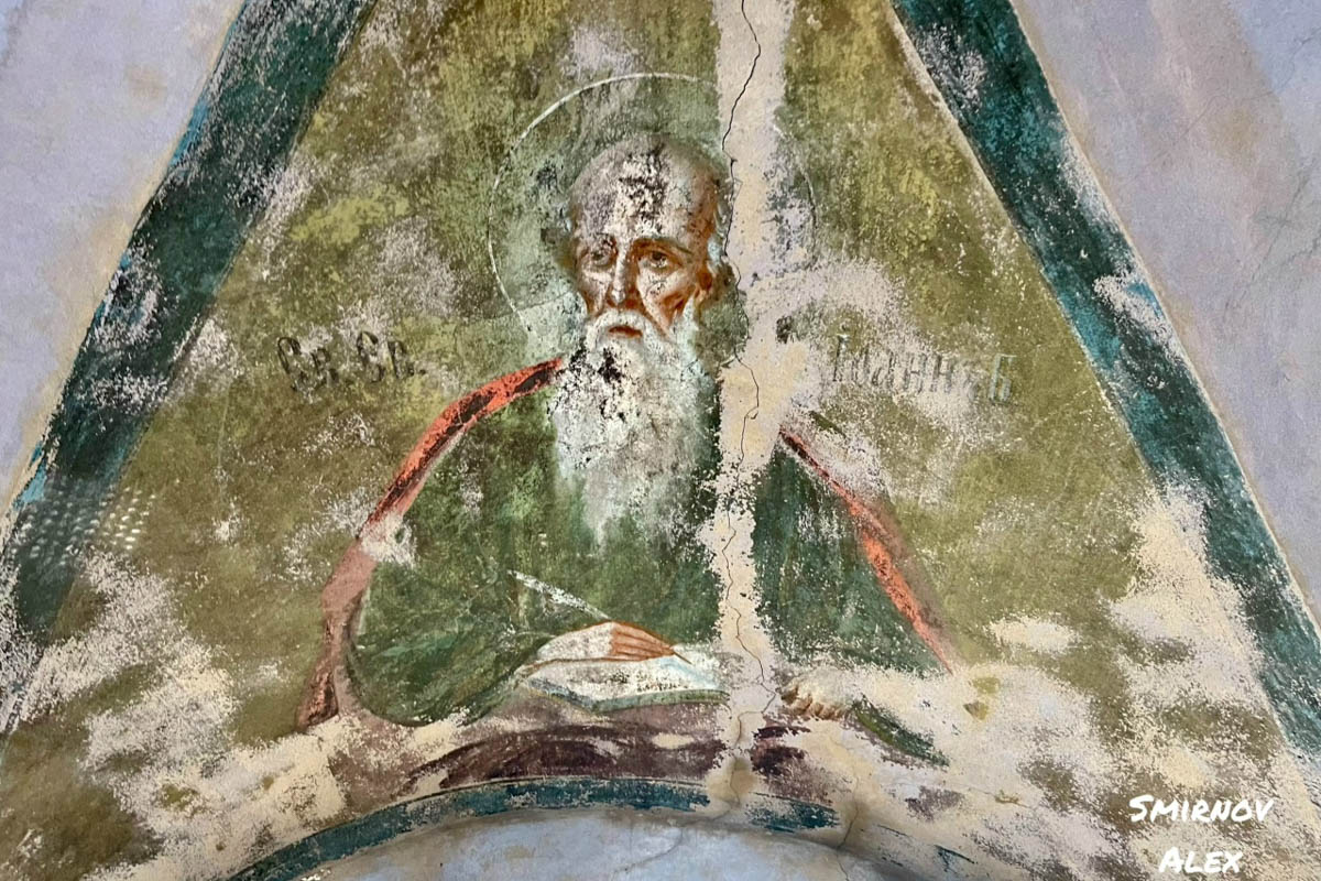 Забвение не щадит древнюю архитектуру. К счастью, некоторые жемчужины не только устояли, но и сохранили в своих стенах нечто ценное. Местный индустриальный турист Алексей Смирнов посетил несколько старинных церквей в нашей и соседних областях. Там он нашел удивительные вещи, заслуживающие быть как минимум увиденными.